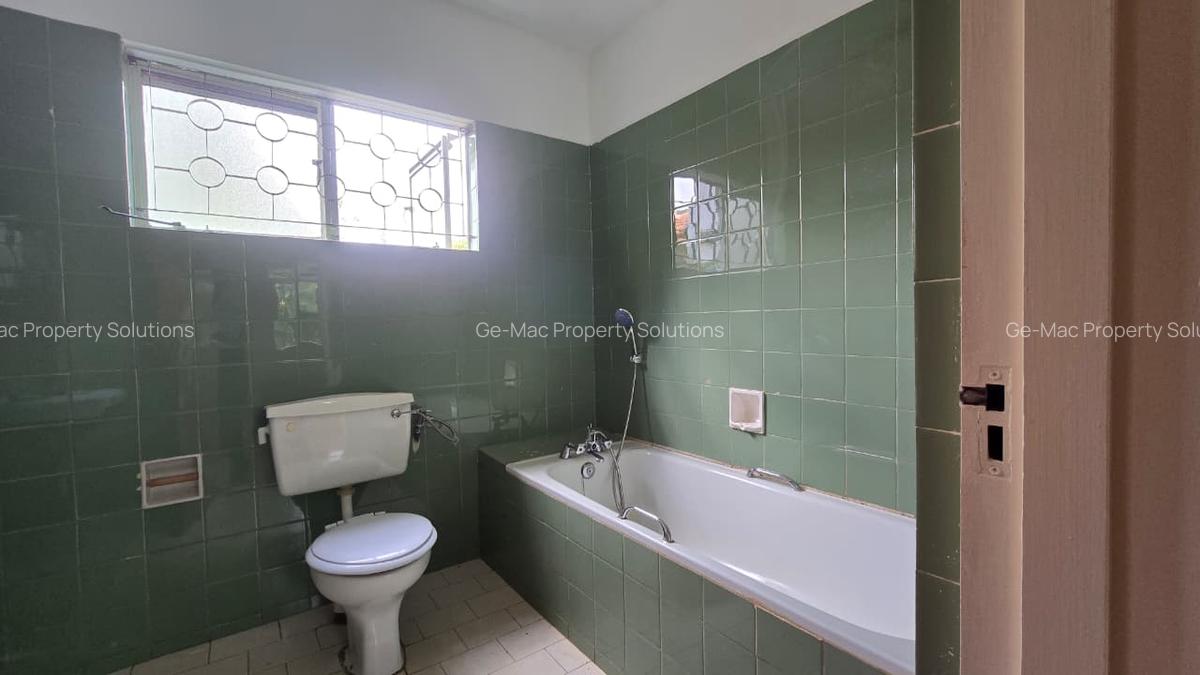 4 Bed House with En Suite in Lavington - 19