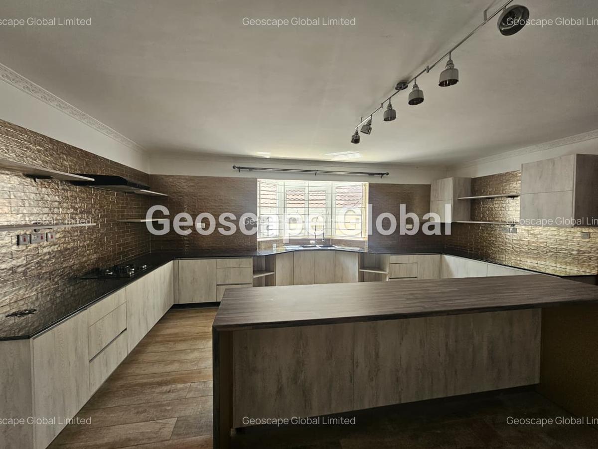 5 Bed House with En Suite in Rosslyn - 8