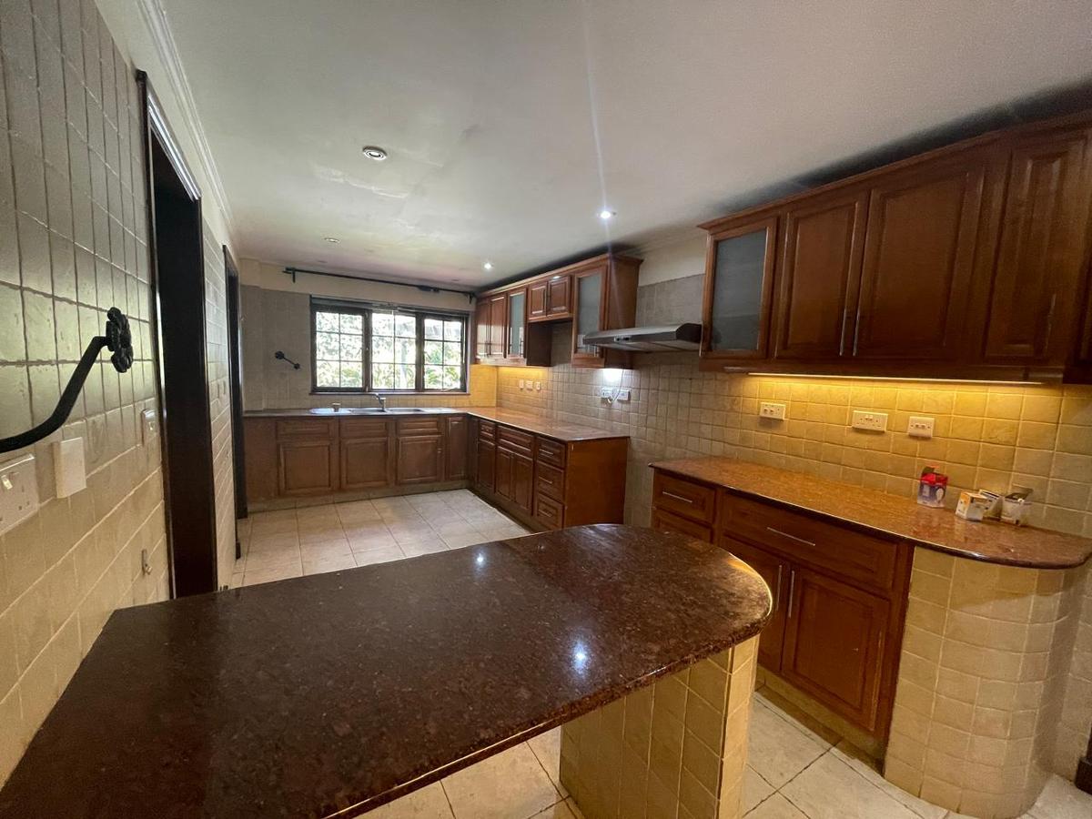 5 Bed Townhouse with En Suite in General Mathenge - 9