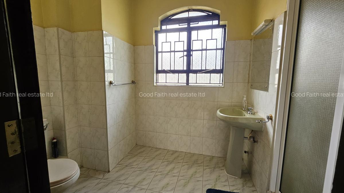 5 Bed House with En Suite in Runda - 14