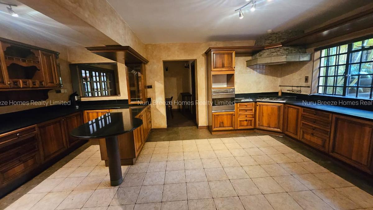 6 Bed House with En Suite in Runda - 12