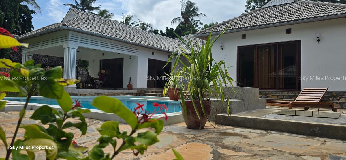 3 Bed Villa with En Suite at La-Marina - 1