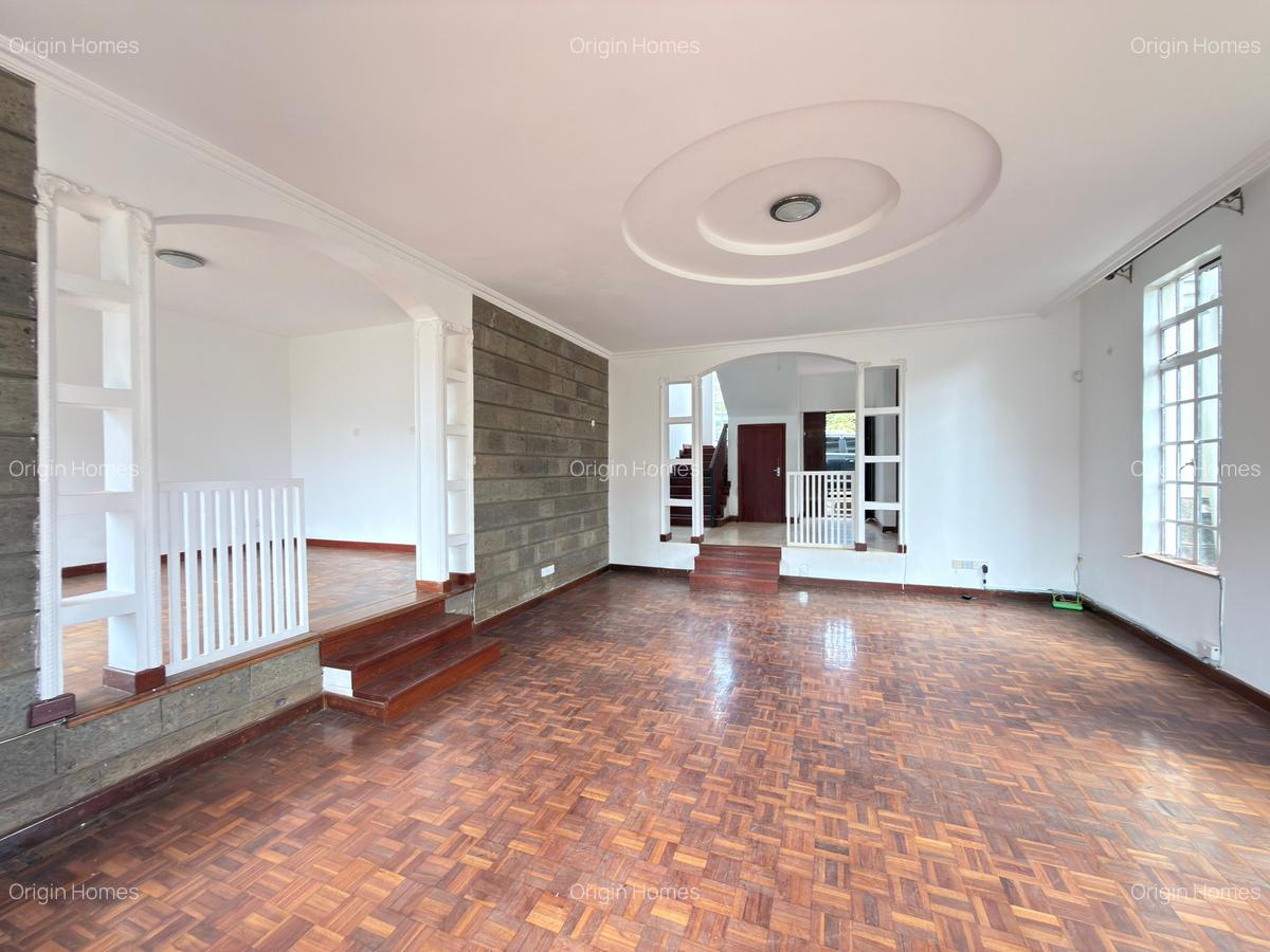 4 Bed House with En Suite in Rosslyn - 1