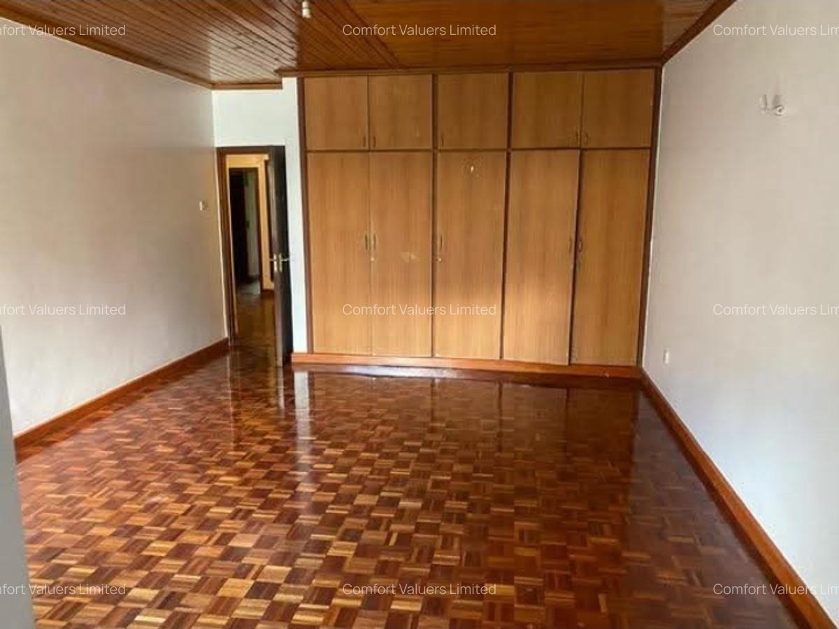 5 Bed Villa with En Suite at Lavington Green - 10