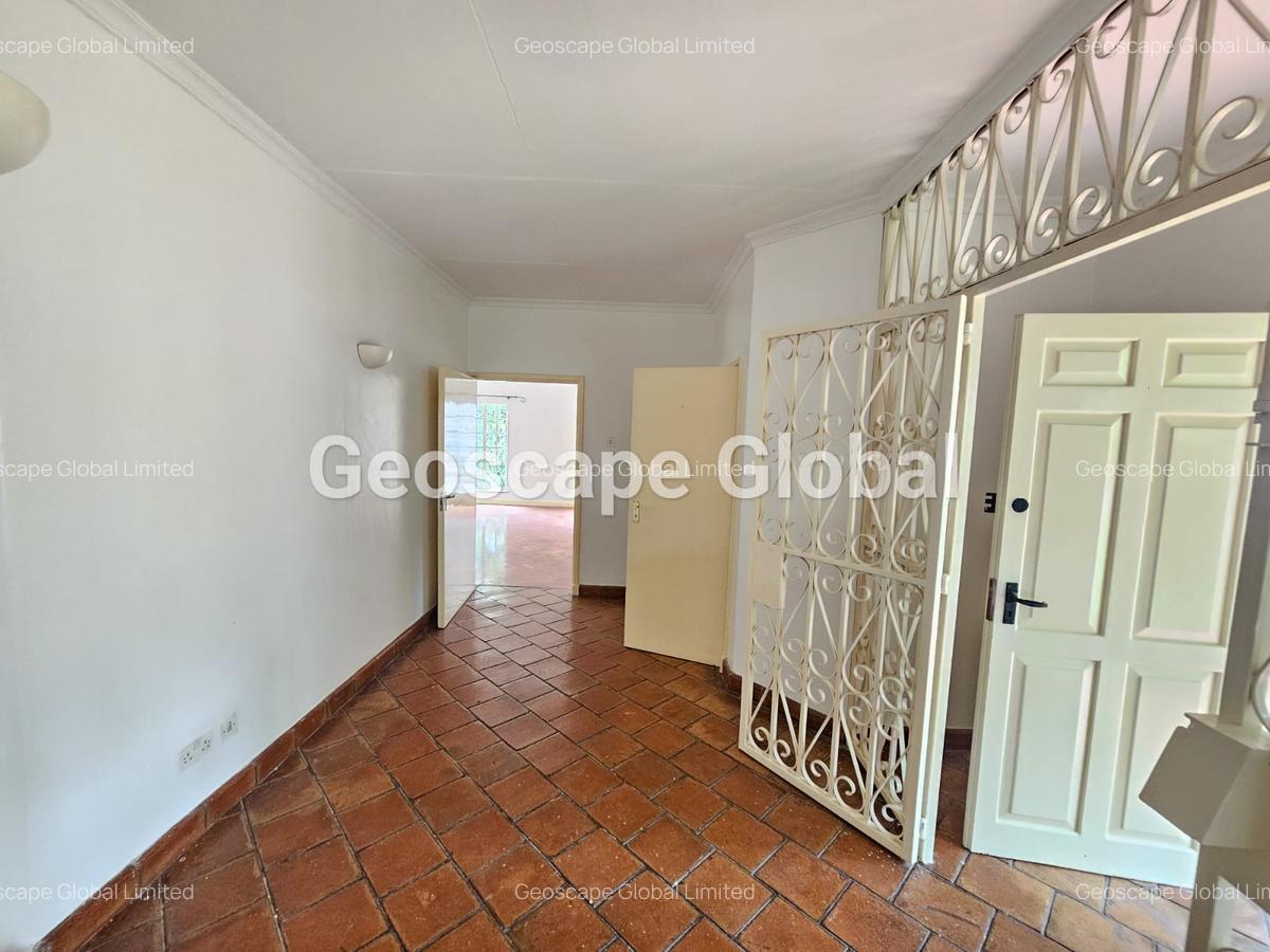 4 Bed House with En Suite in Rosslyn - 8