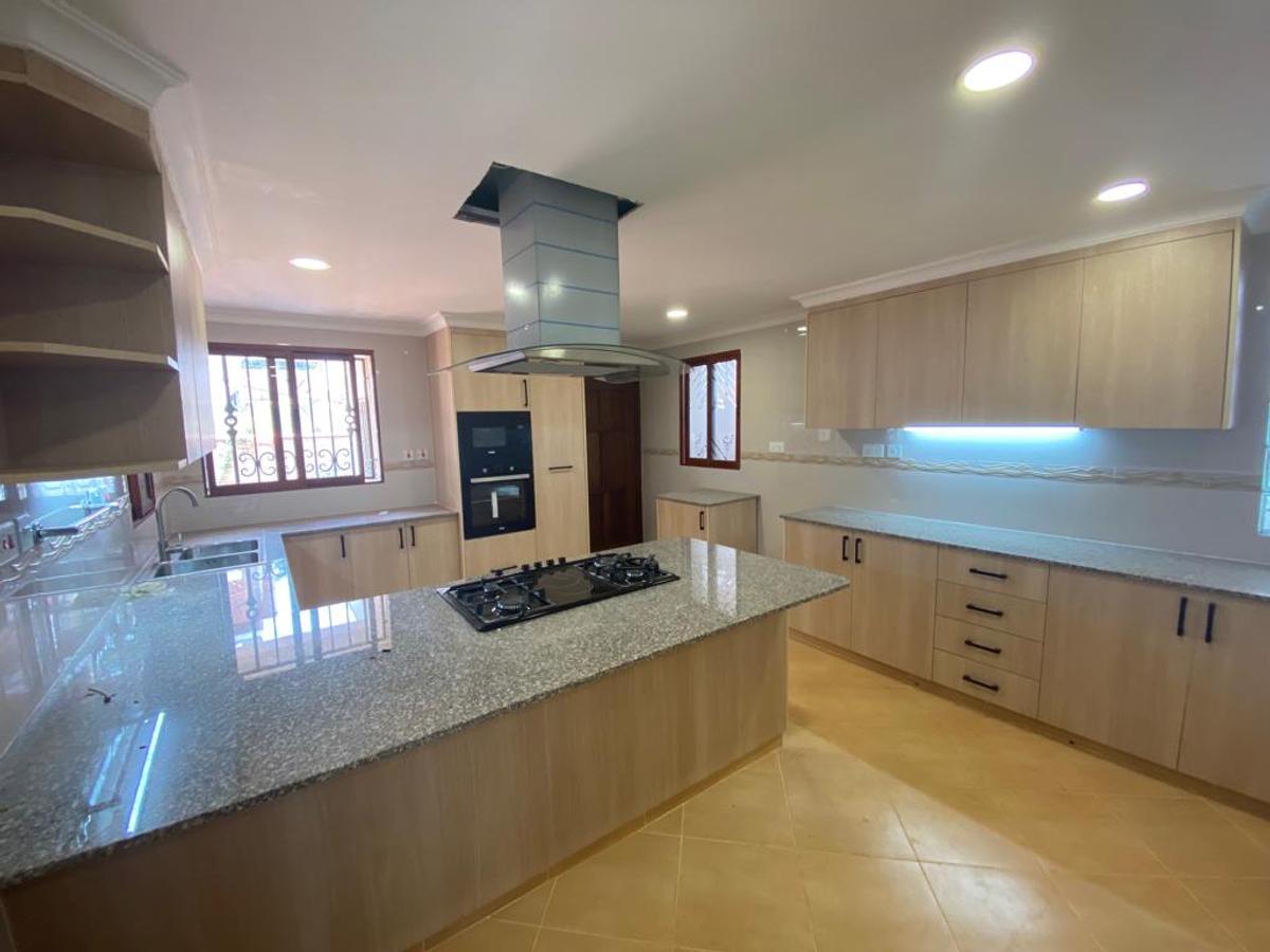5 Bed Townhouse with En Suite in Spring Valley - 4