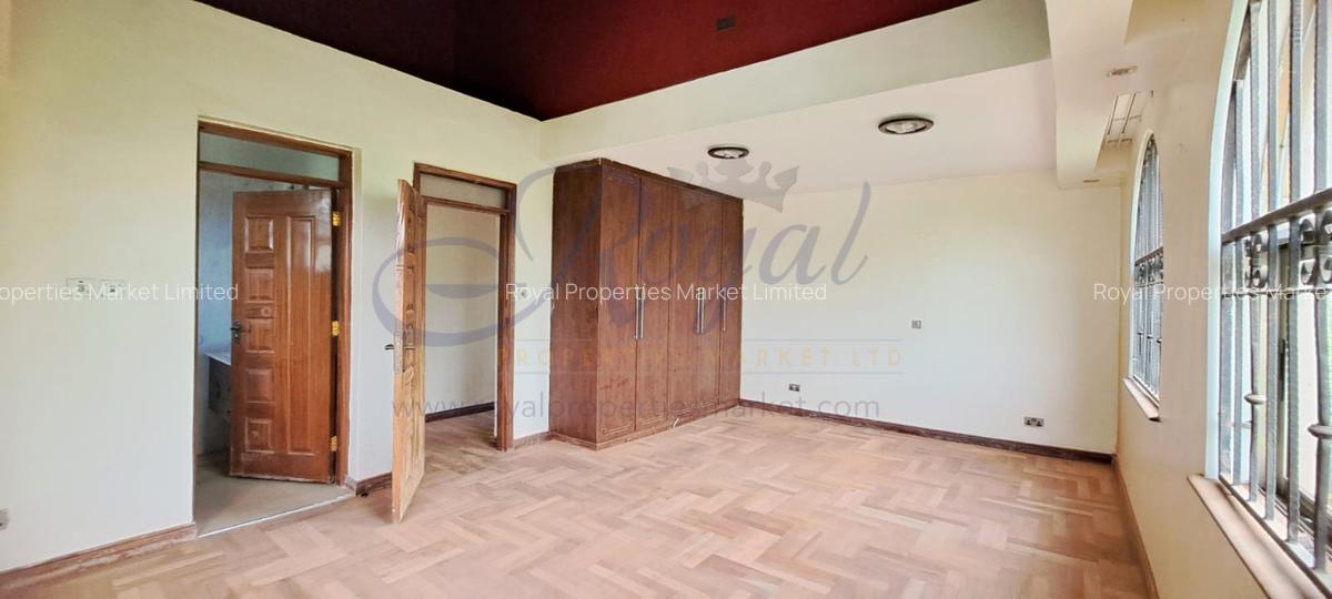 6 Bed House with En Suite in Ridgeways - 8