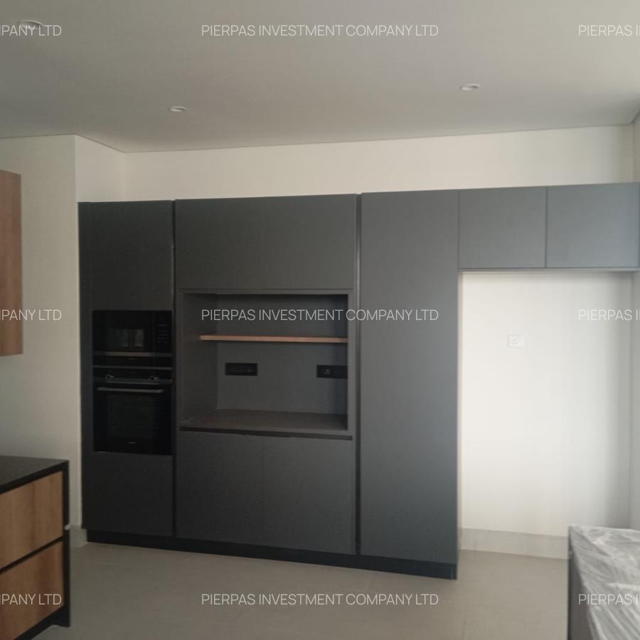 5 Bed Townhouse with En Suite in Brookside - 9