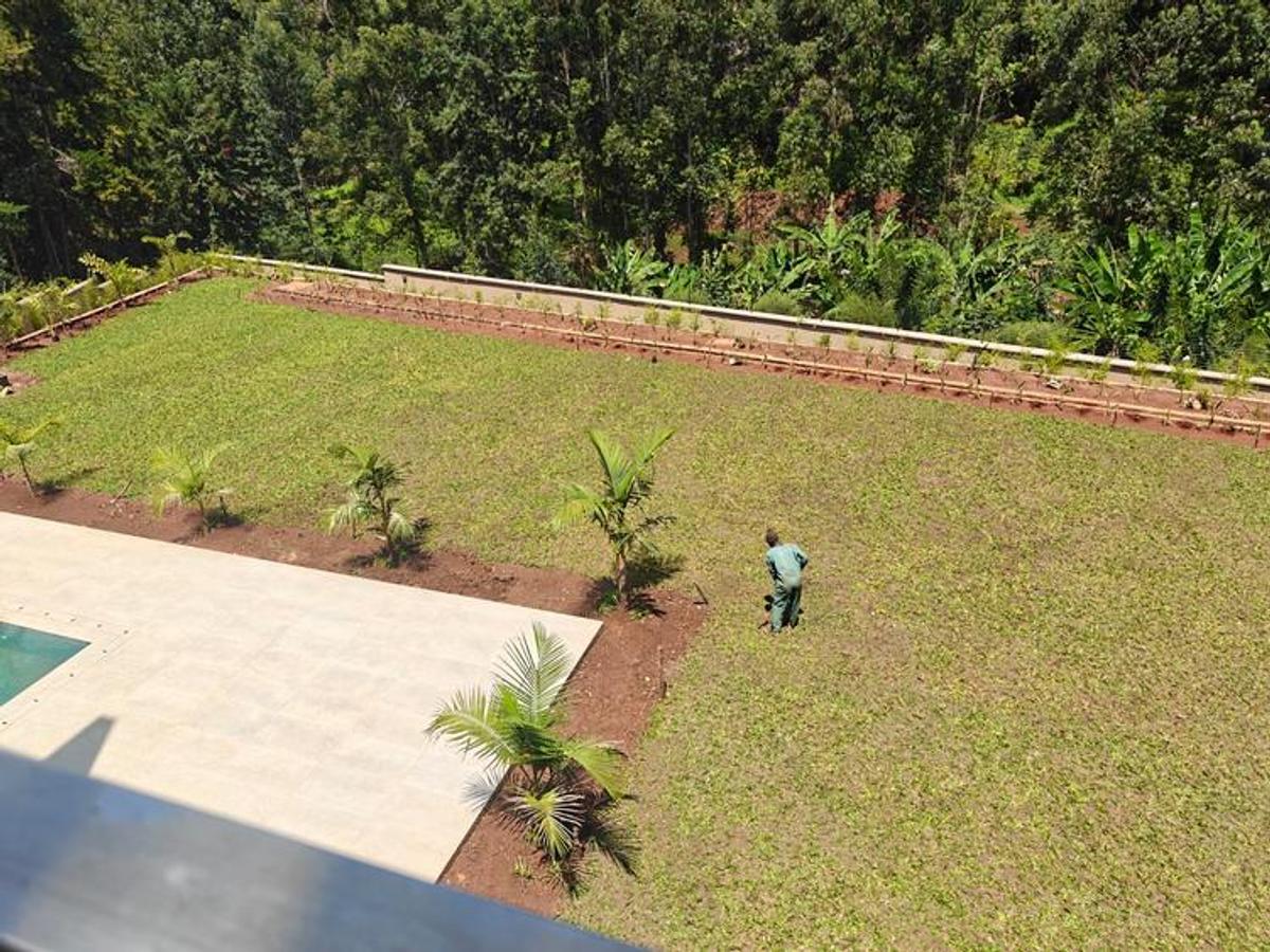 6 Bed House with En Suite in Nyari - 2