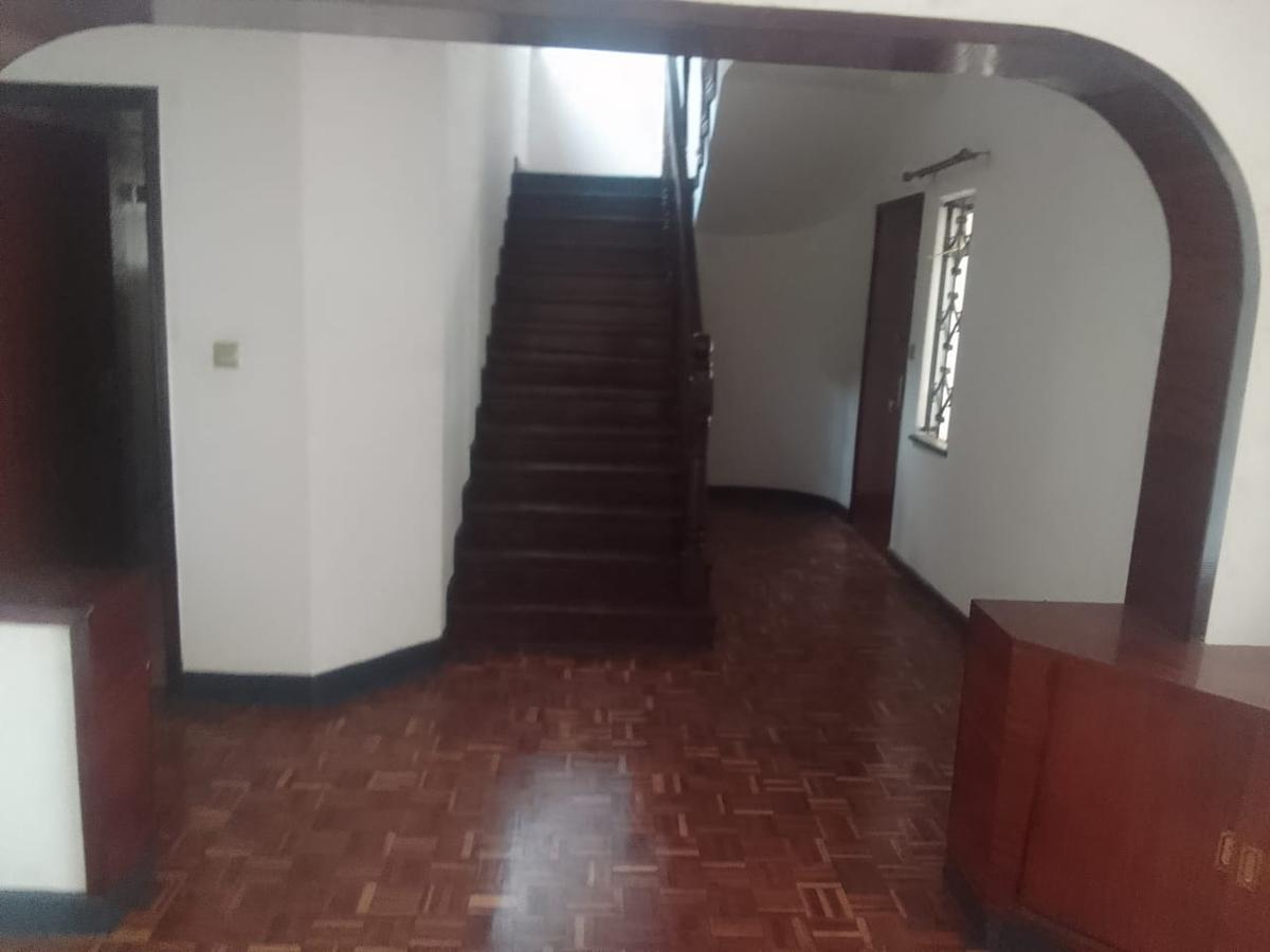 4 Bed Villa with En Suite in Brookside - 9