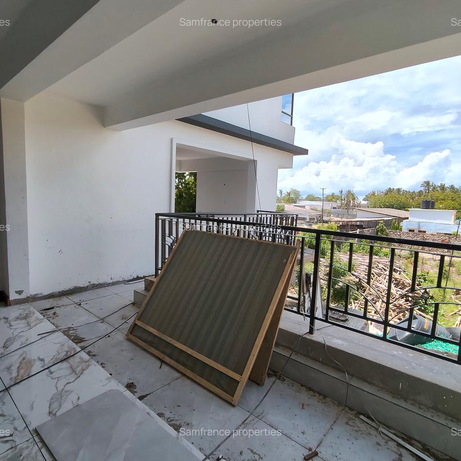 Serviced 3 Bed Apartment with En Suite at Serena Road - 3