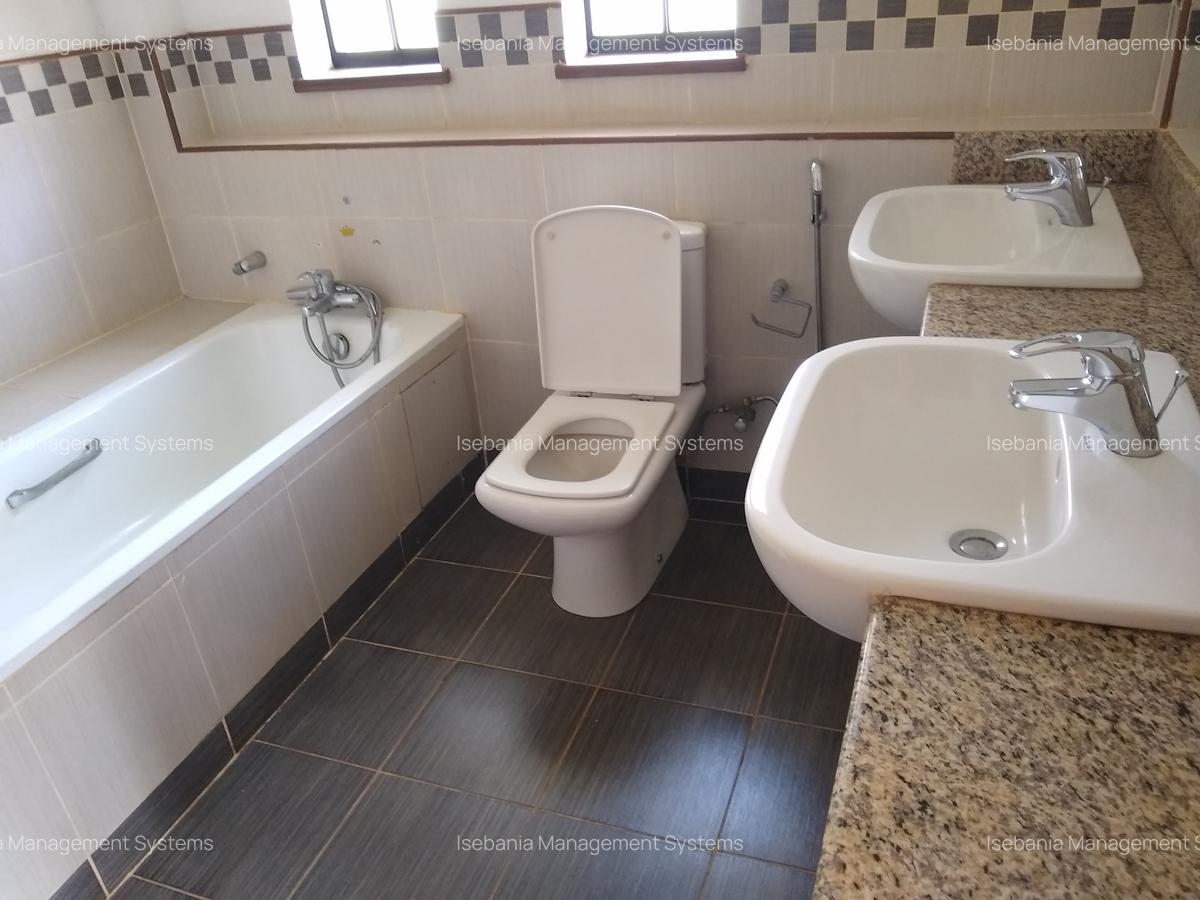 4 Bed House with En Suite at - 9