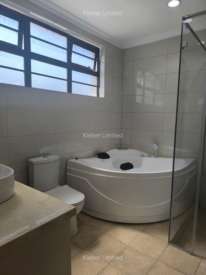 4 Bed House with En Suite in Membley - 12