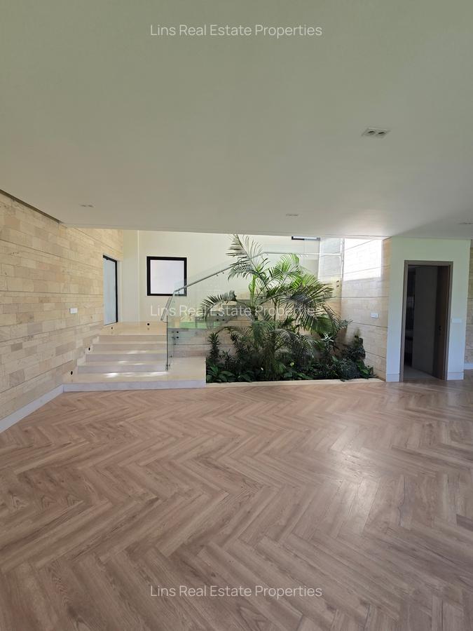 5 Bed Townhouse with En Suite in Brookside - 17