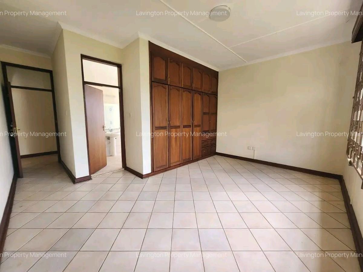 5 Bed House with En Suite at Lavington Green - 6