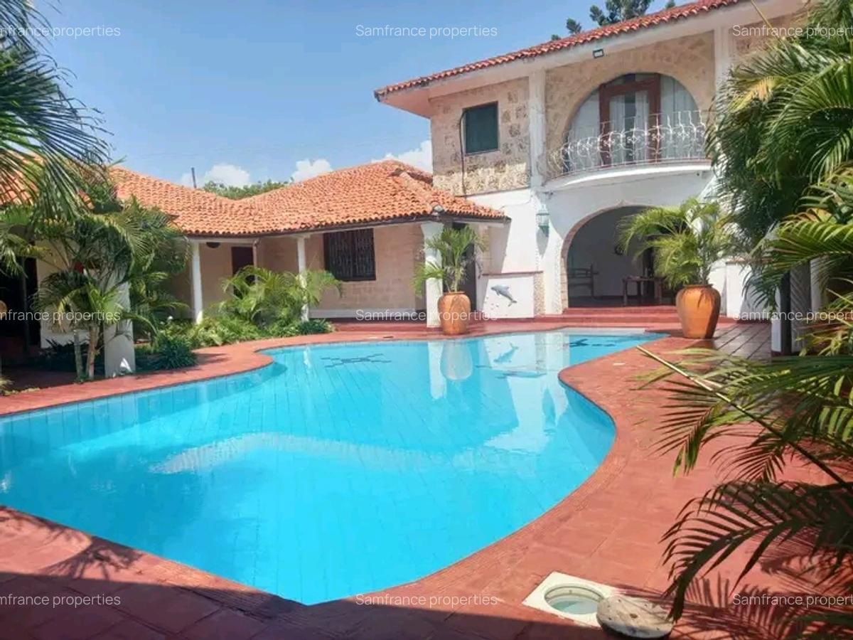 5 Bed Townhouse with En Suite at Bofa - 2