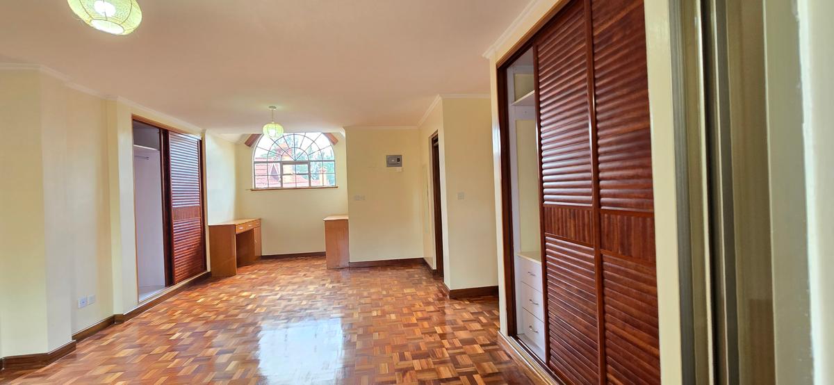 5 Bed Townhouse with En Suite at Lavington - 7