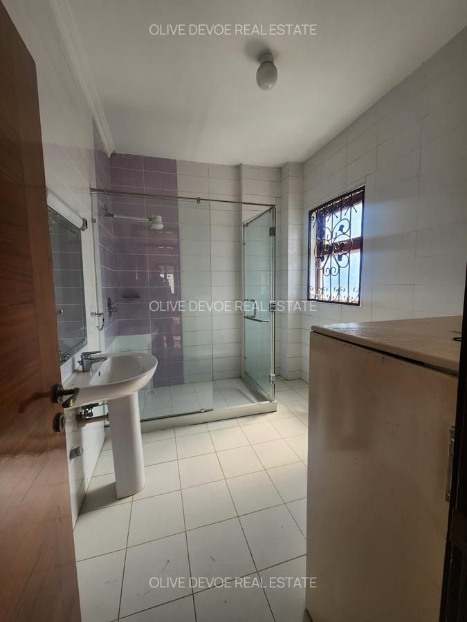 5 Bed Townhouse with En Suite in Lavington - 11