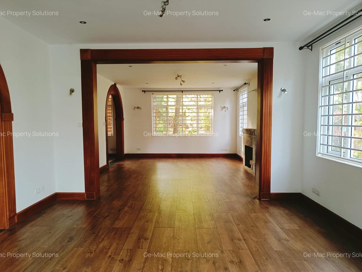 5 Bed House with En Suite in Rosslyn - 2