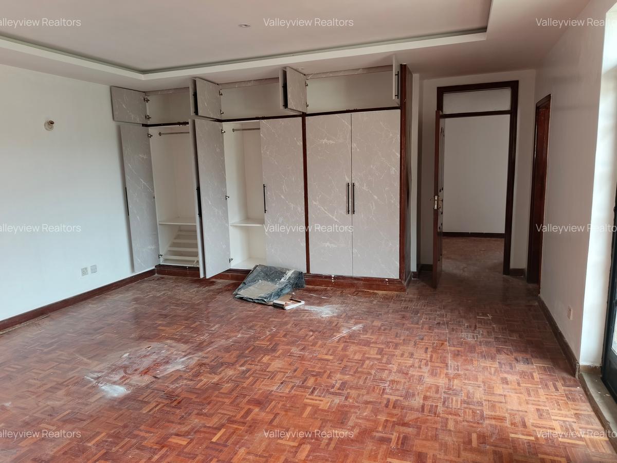 4 Bed Townhouse with En Suite at Lavington - 15