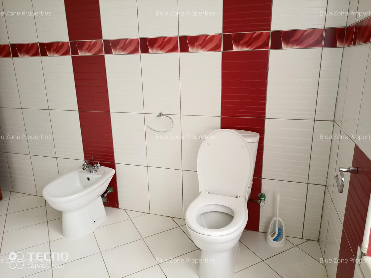 4 Bed Townhouse with En Suite at Close To Un - 17