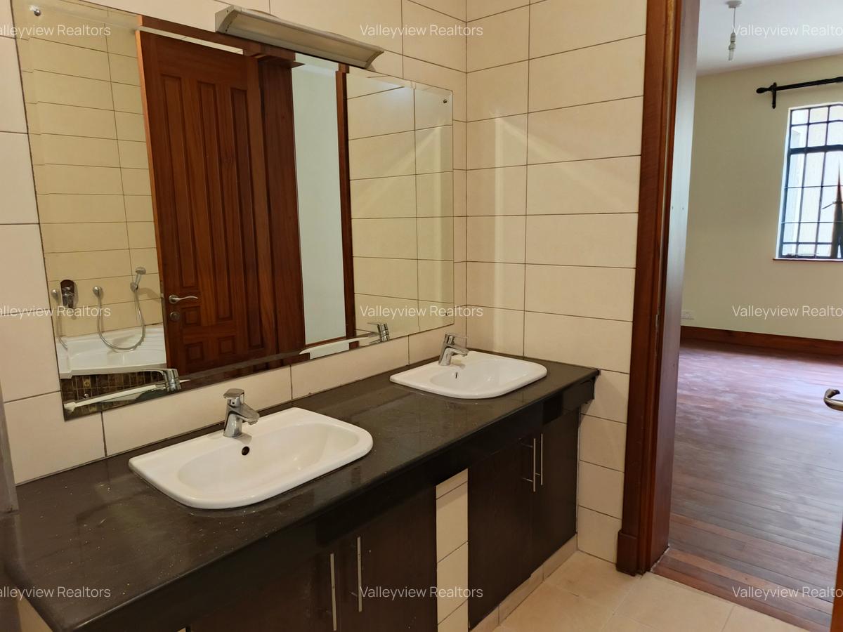 5 Bed Townhouse with En Suite at Lavington - 12