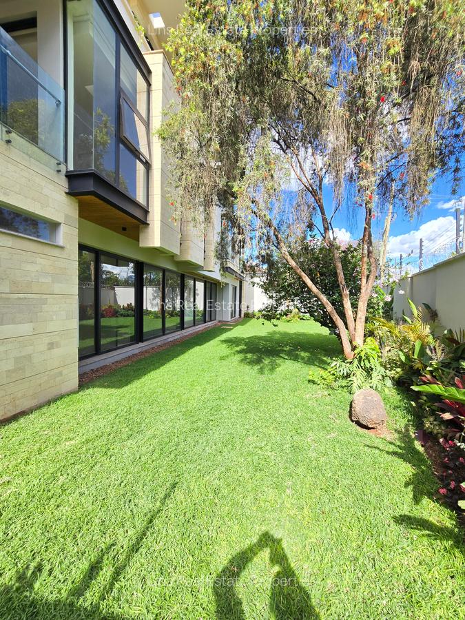 5 Bed Townhouse with En Suite in Brookside - 2