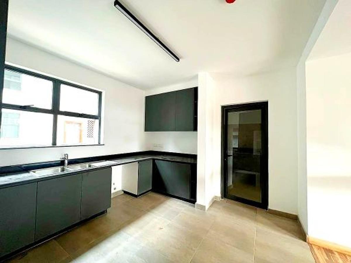 4 Bed House with En Suite at Two Rivers - 9