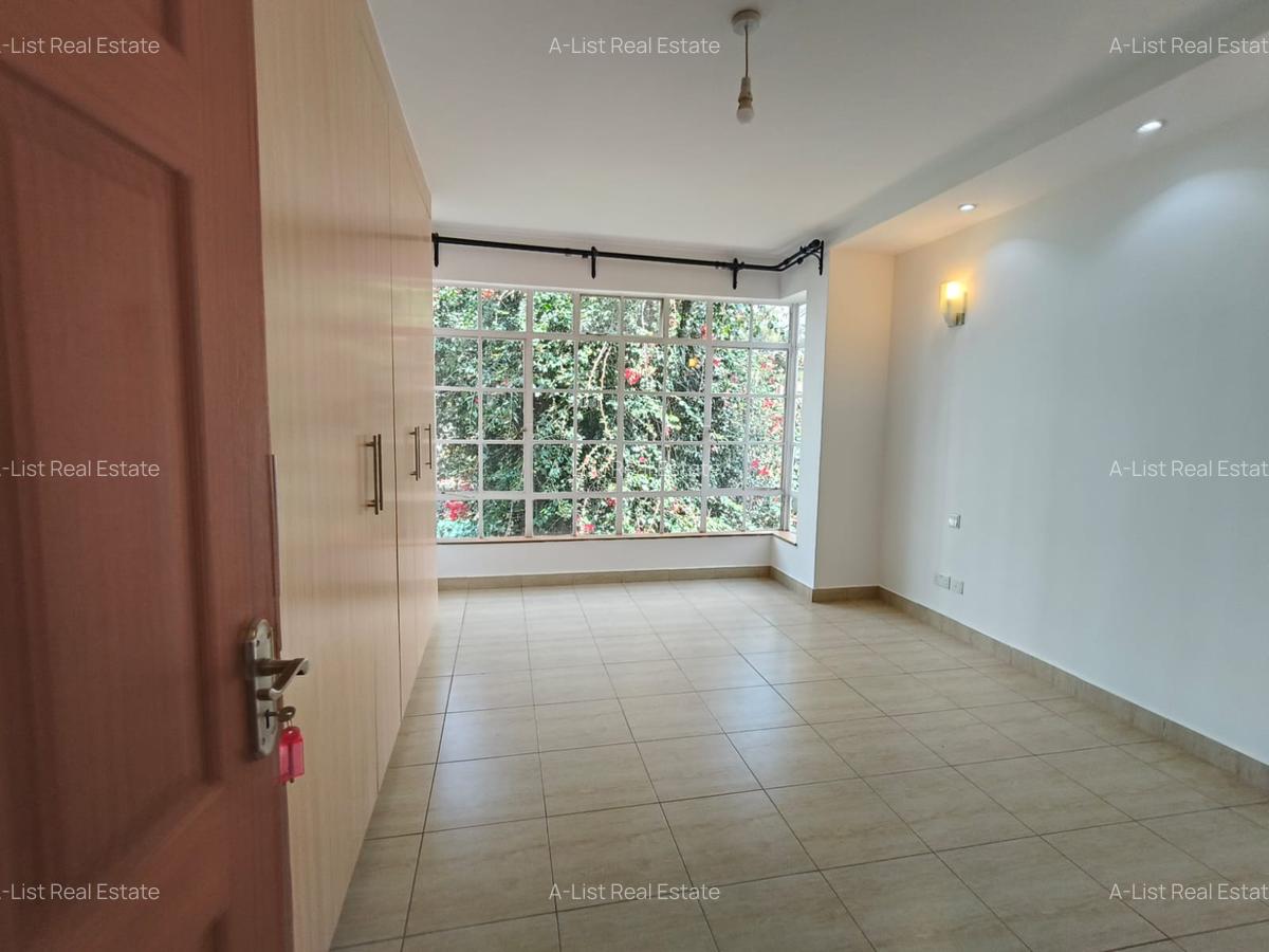 3 Bed Apartment with En Suite at Henred Road - 10