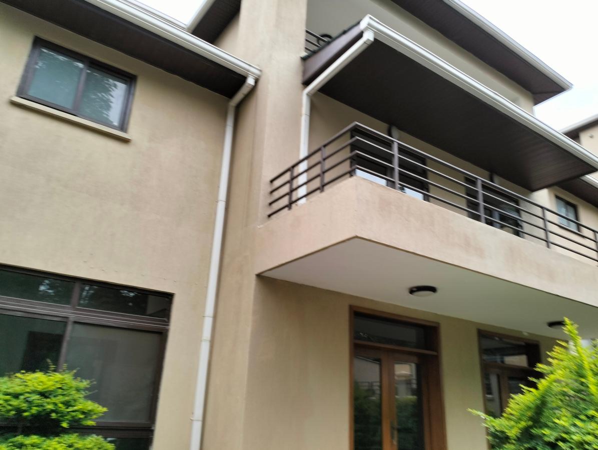 5 Bed Townhouse with En Suite in Lavington - 2