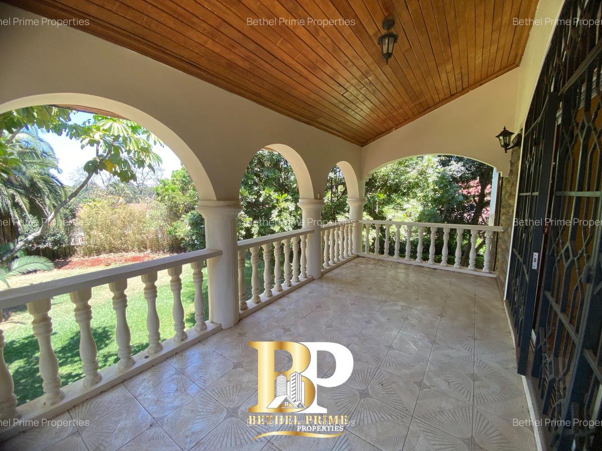 4 Bed House with En Suite in Hill View - 2