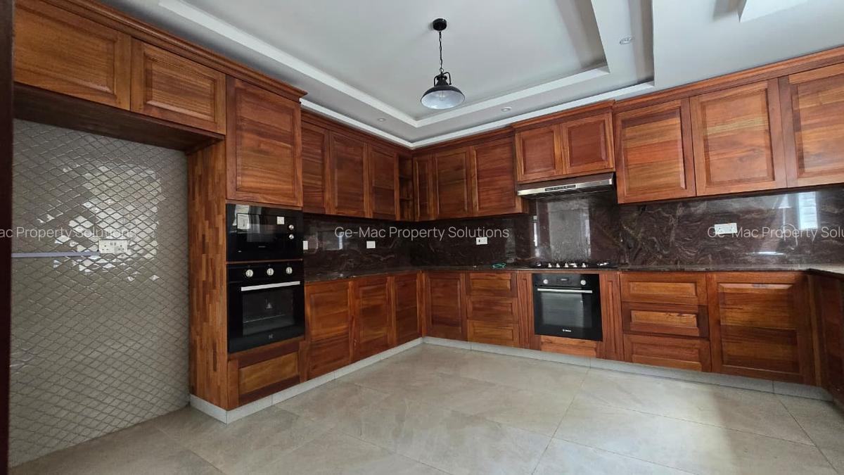 5 Bed Townhouse with En Suite in Lavington - 8