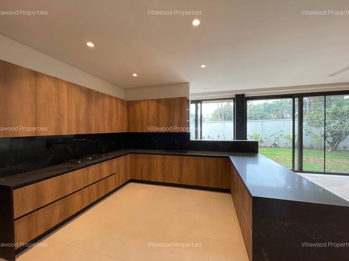 5 Bed Villa with En Suite in Spring Valley - 4