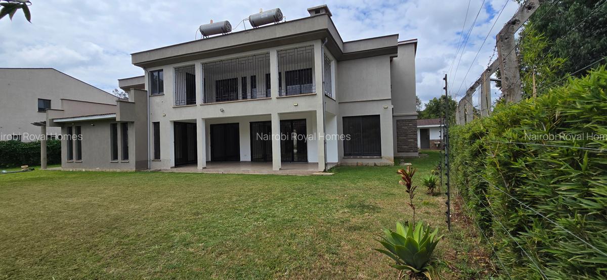 6 Bed House with En Suite at Lavington Green - 9