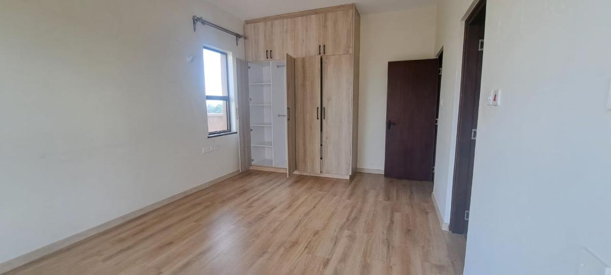 3 Bed Apartment with En Suite in Parklands - 8