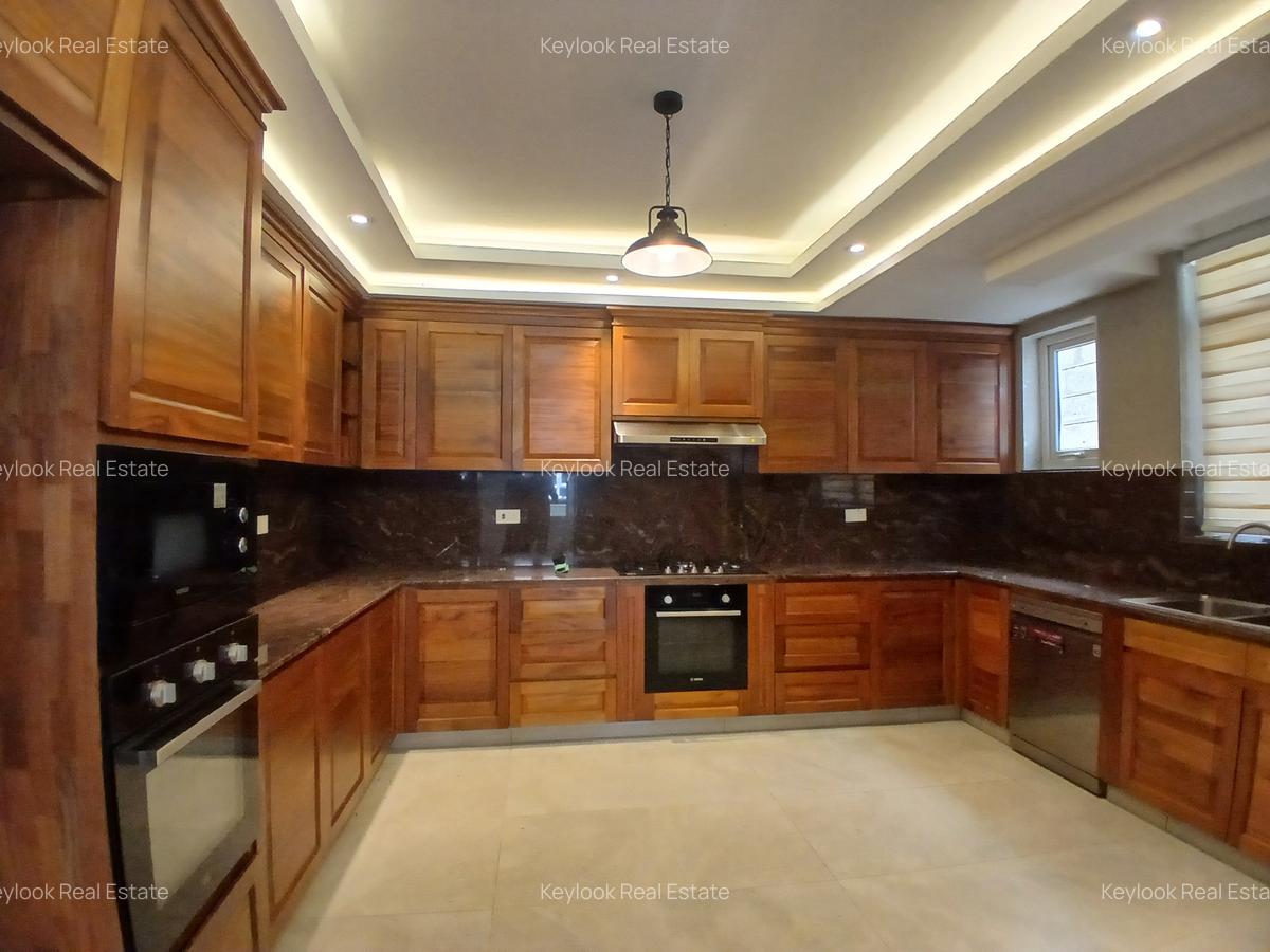 5 Bed Townhouse with En Suite at Lavington Green - 16