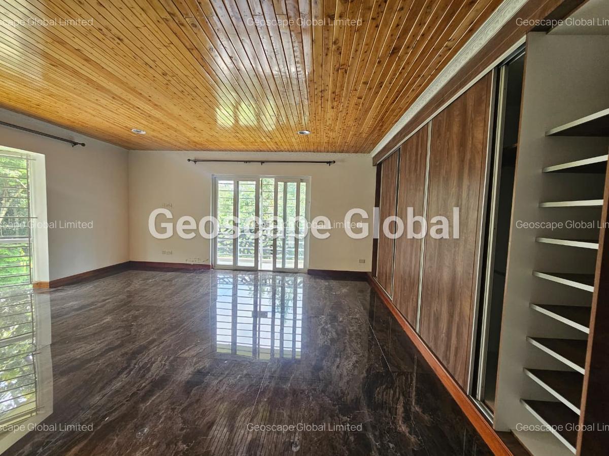 5 Bed House with En Suite in Rosslyn - 11