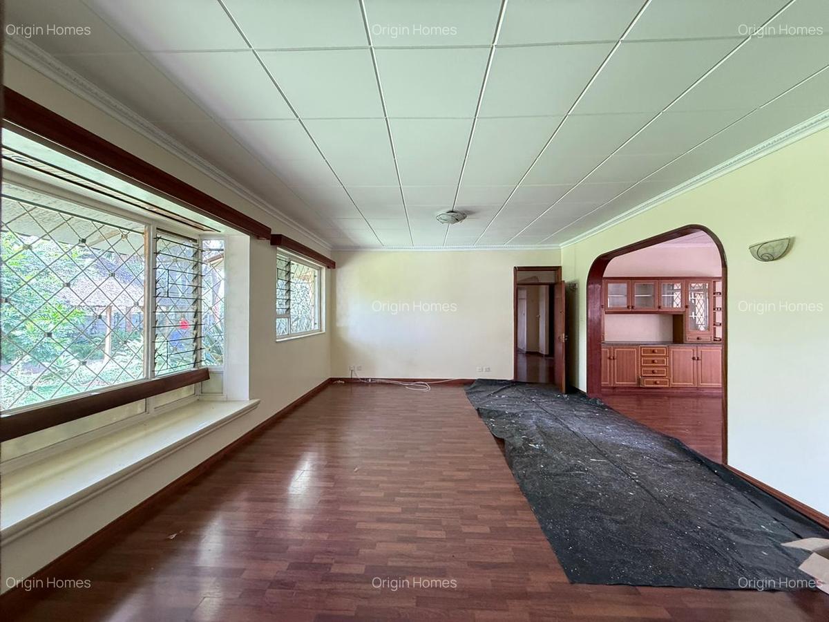 5 Bed House with En Suite in Lavington - 7