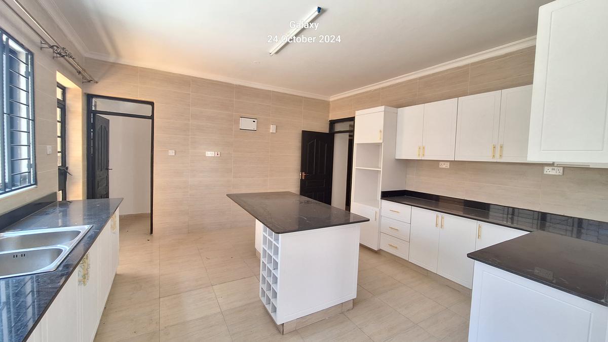 5 Bed Townhouse with En Suite at Lavington. - 6