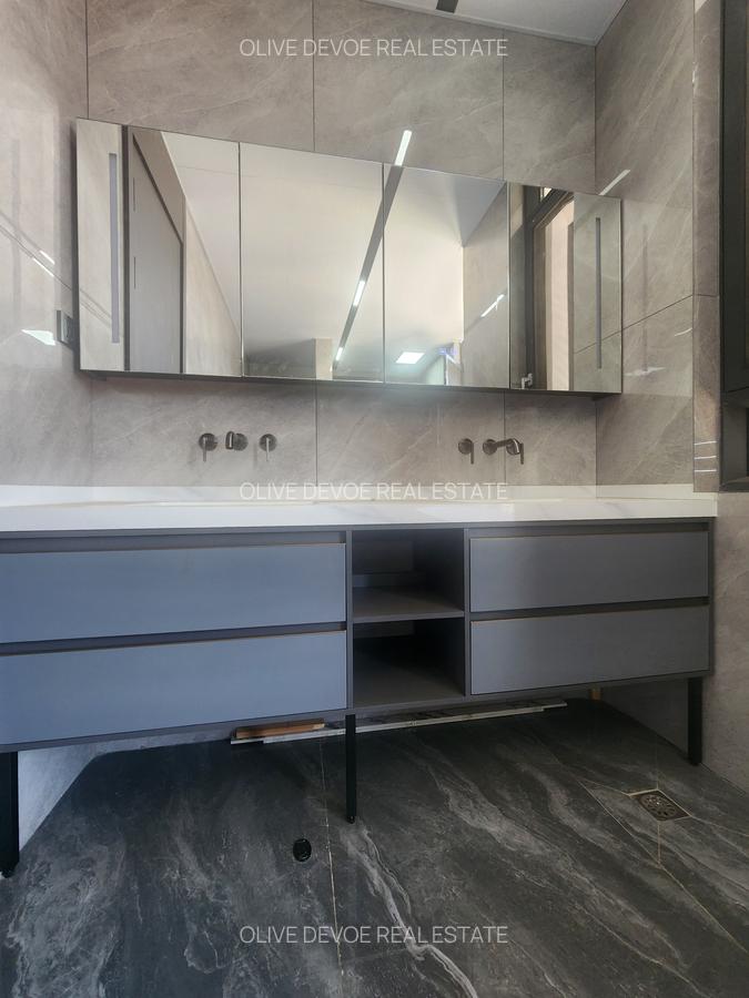 5 Bed Villa with En Suite in Lavington - 11