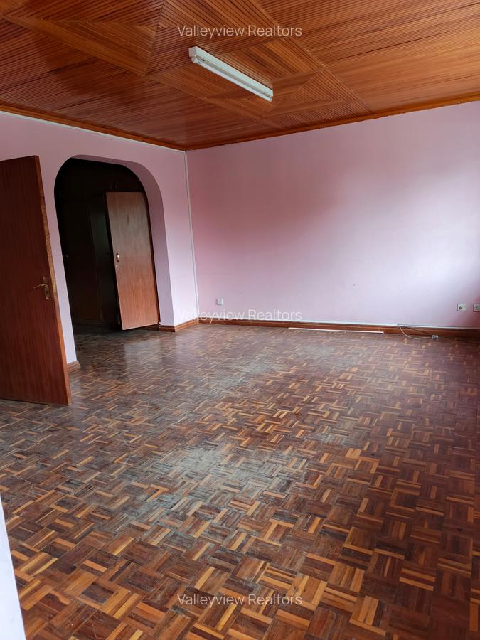 4 Bed Townhouse with En Suite at Lavington - 16