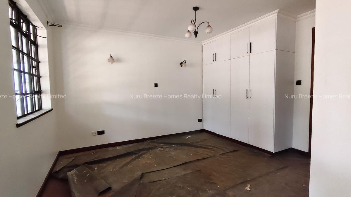 5 Bed House with En Suite in Ridgeways - 8