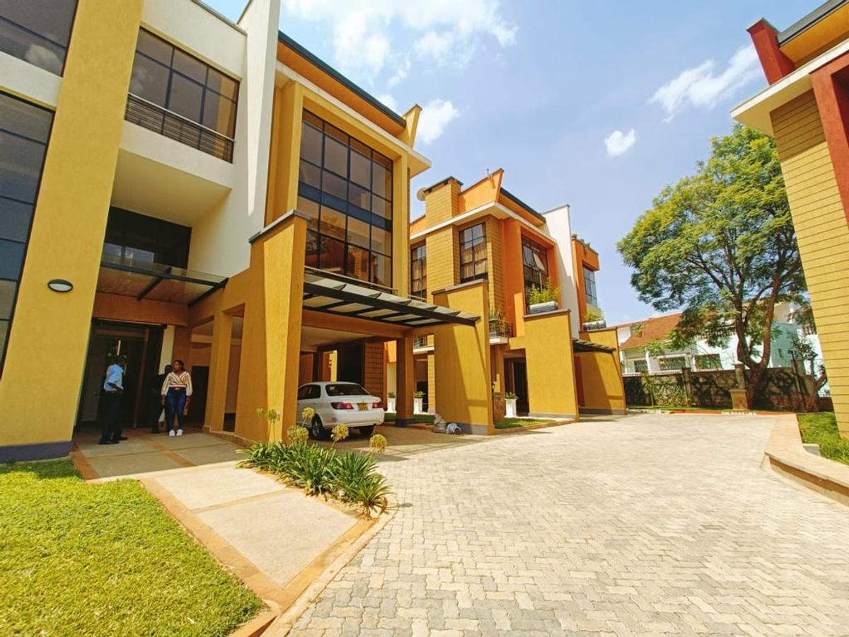 5 Bed House with En Suite in Lavington - 1