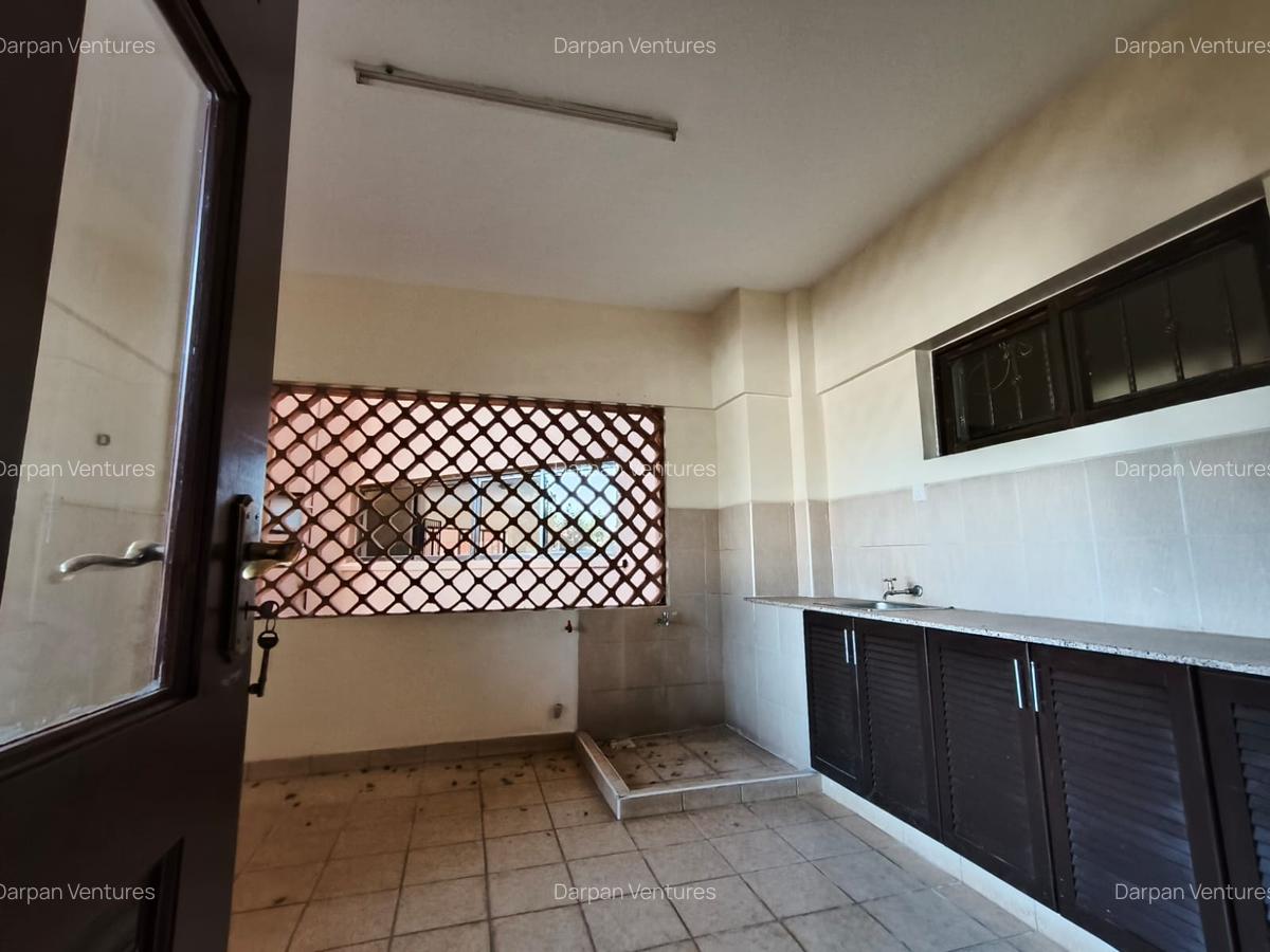 4 Bed Apartment with En Suite in Brookside - 9