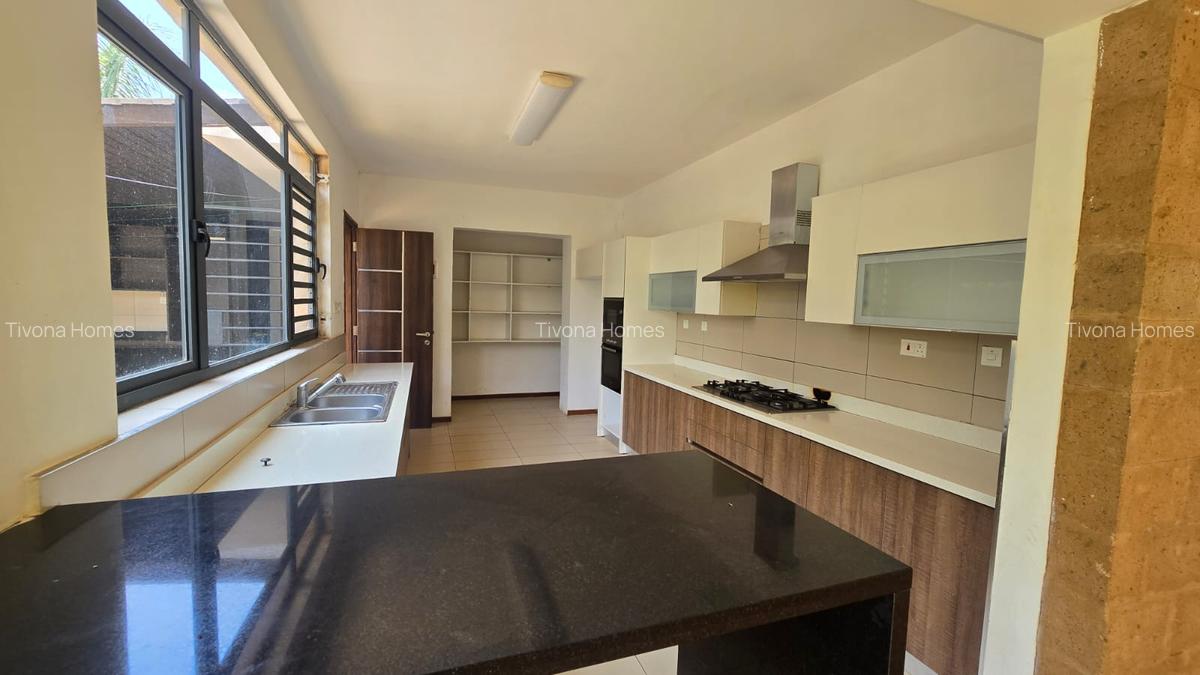 4 Bed House with En Suite in Garden Estate - 18