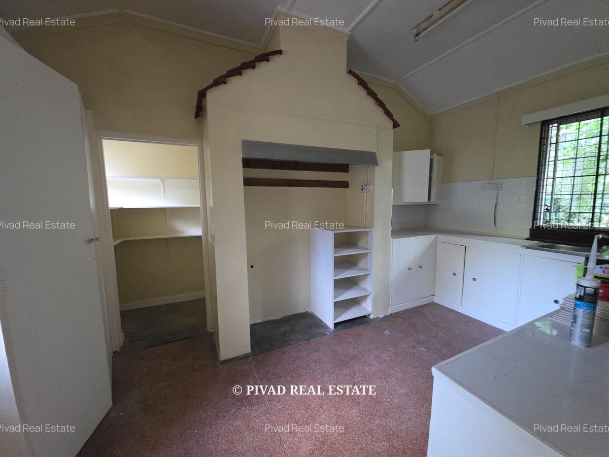 4 Bed House with Garden in Rosslyn - 4