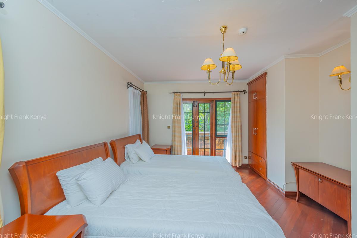 3 Bed House with En Suite in Ridgeways - 12