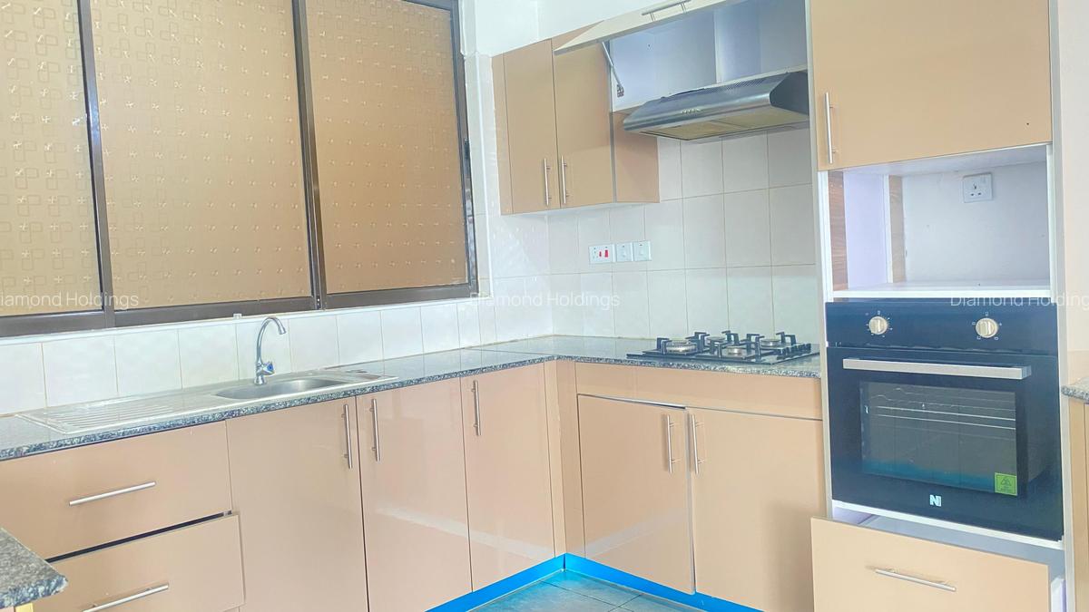 3 Bed Apartment with En Suite at Parklands - 8