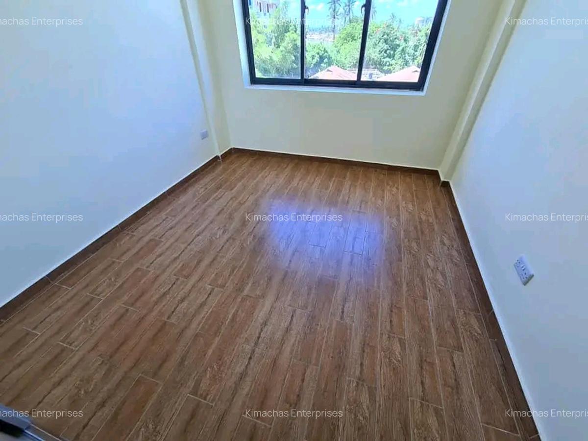 3 Bed Apartment with En Suite at Beach Road - 15