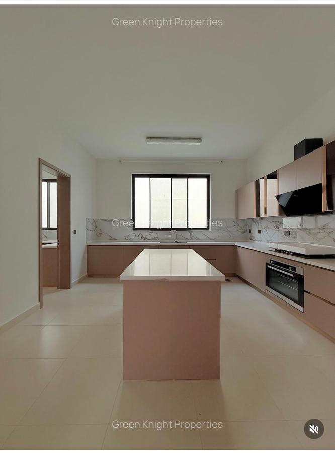 5 Bed House with En Suite in Lavington - 8